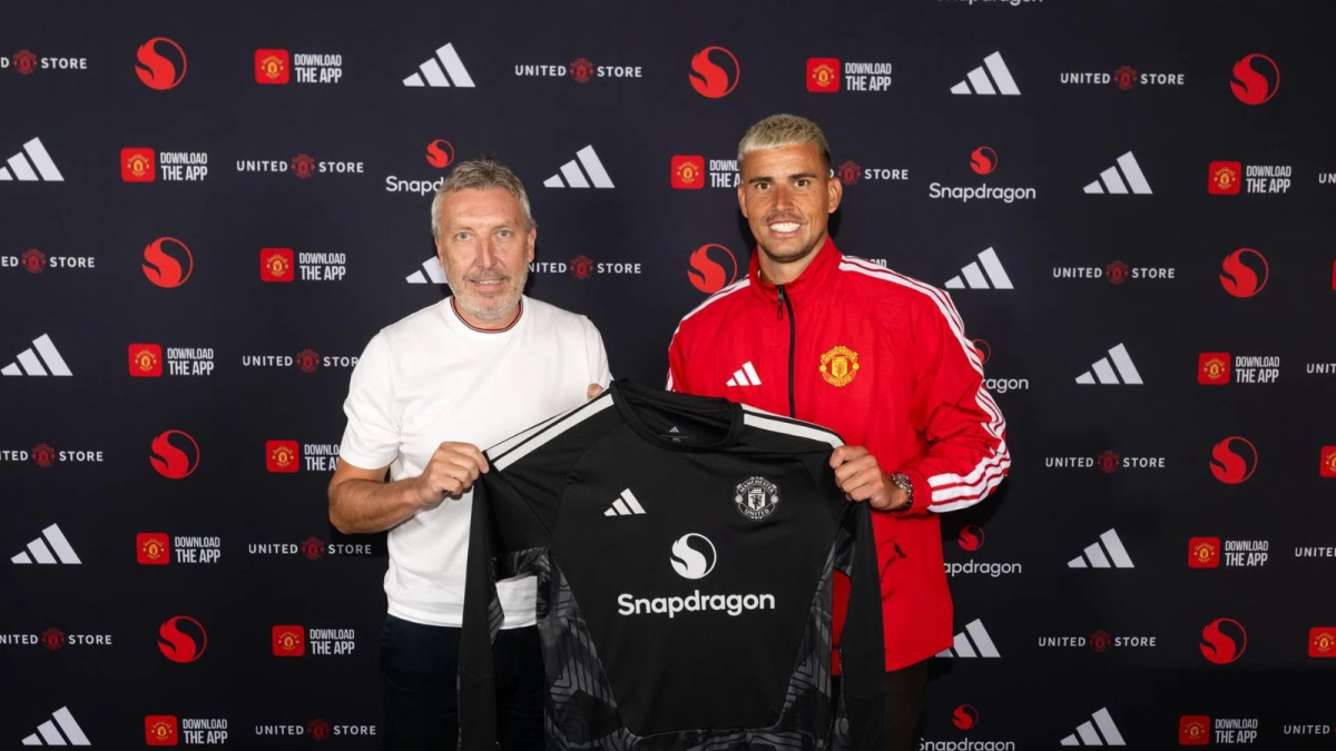 Manchester United sign experienced goalkeeper Karl Darlow on three-year deal