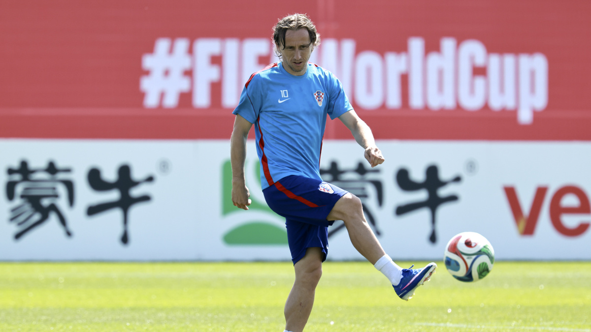 Modric signs contract extention with AC Milan