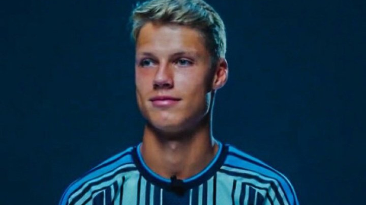 Newcastle sign Dutch midfielder Sean Steur from Ajax on a five-year deal