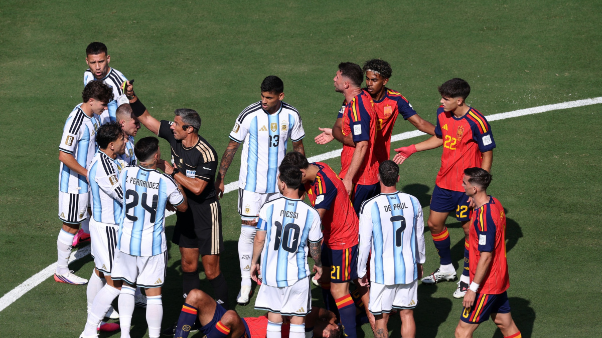 Ugly scenes at FIFA WC final: Punches thrown, Paredes grabs  Garcia by throat after final whistle