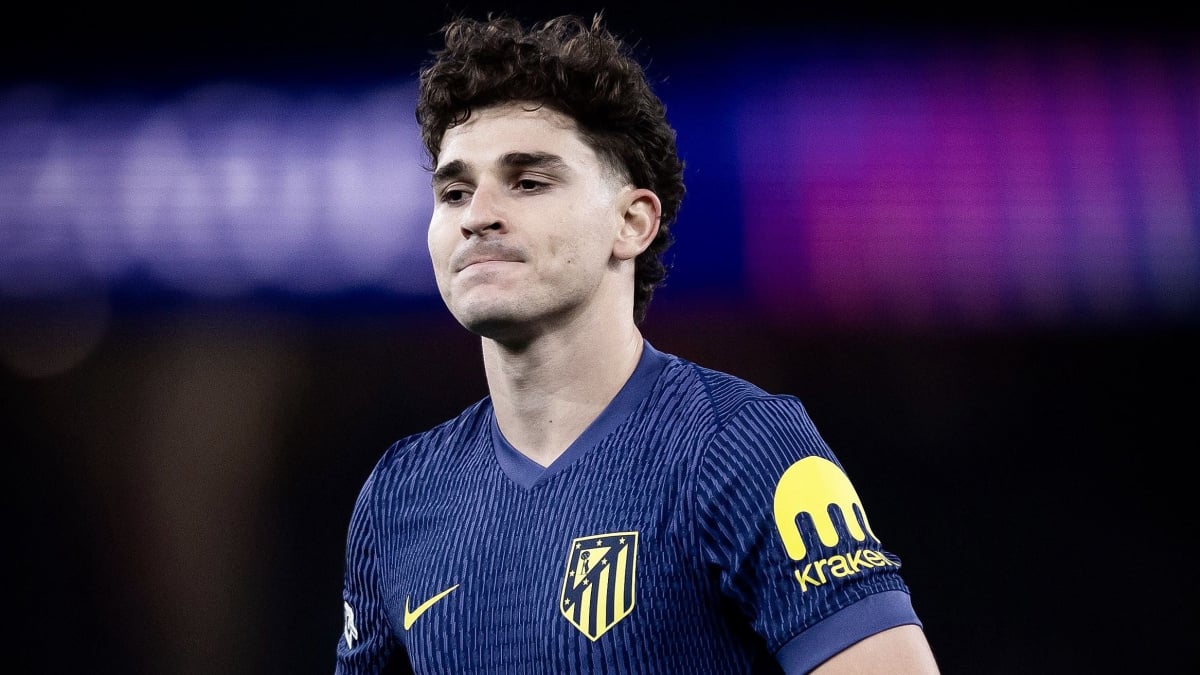 Atleticos Julian Alvarez reports for pre-season medical tests