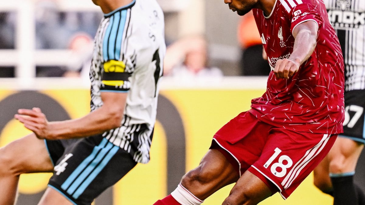 Manchester City, Liverpool snatch points through late goals in Premier League