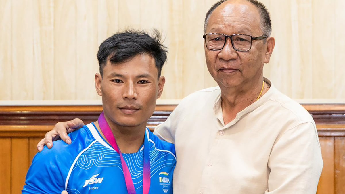Manipur CM felicitates Commonwealth Games silver medallist Rishikanta Singh