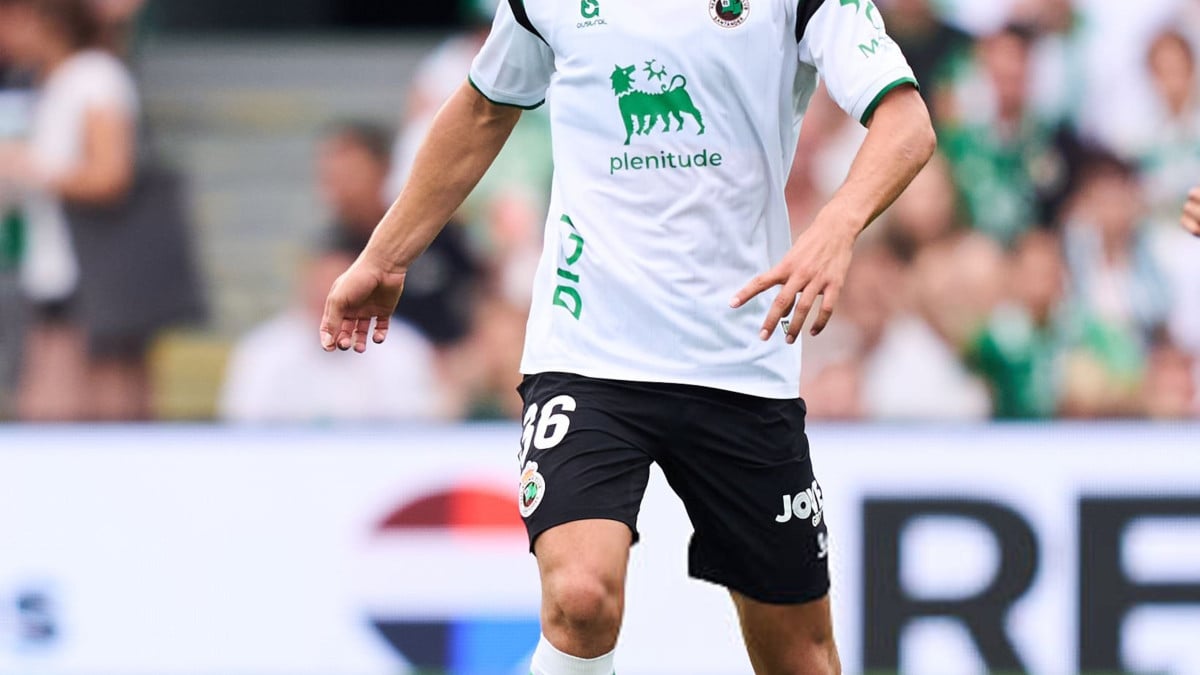 Real Madrid sign midfielder Martinez from Racing Santander