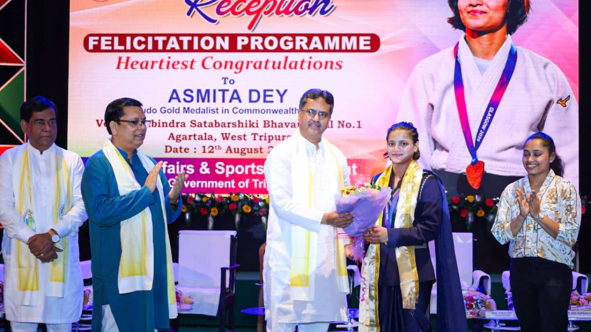Tripura CM felicitates Commonwealth gold medallist Asmita Dey