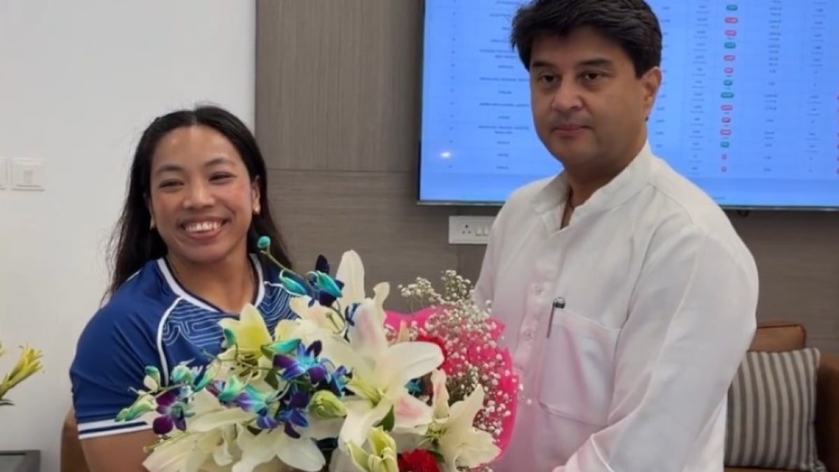 Union Min Jyotiraditya Scindia meets Mirabai Chanu after historic CWG triumph