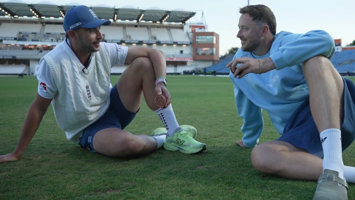 You Dont Have Too Many Half-cricket-balls: Tongue, Robinson Split The Ball After Fifer vs Pakistan