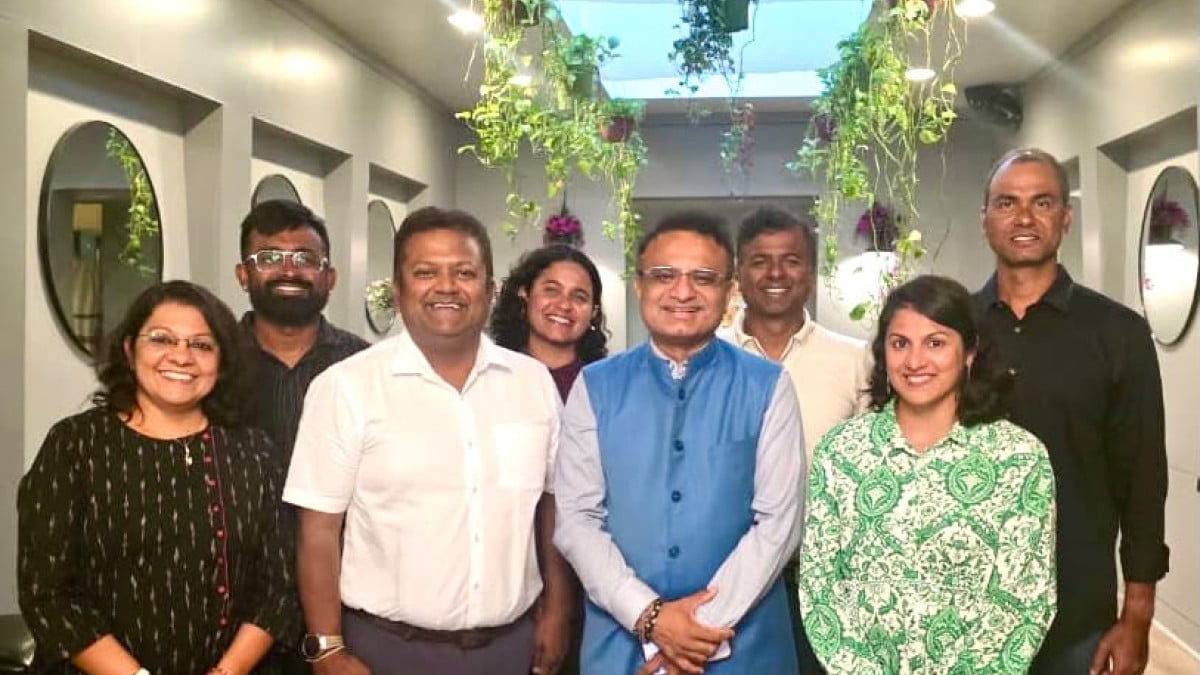 Consul General LA meets Bangalore swimming team after historic Catalina Channel double crossing