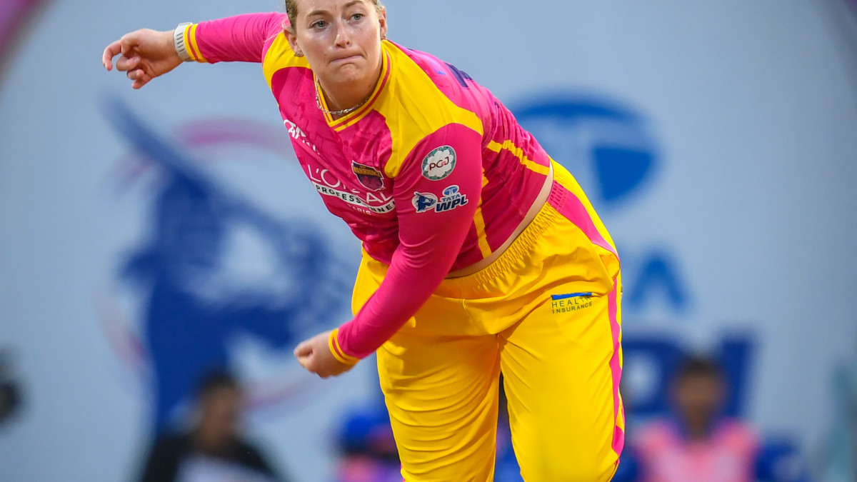 Sophie Ecclestone returns to Adelaide Strikers for WBBL 12