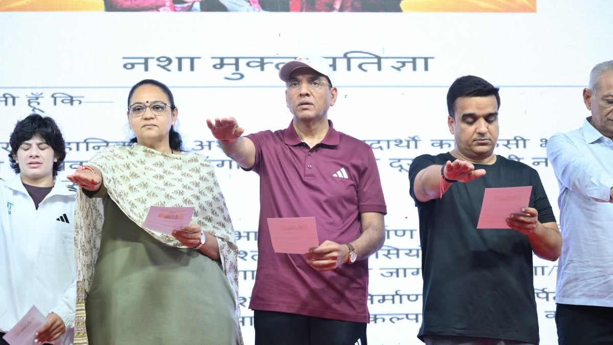 Sports Min Mandaviya leads Sundays on Cycle in Surat, administer Nasha Mukt Pledge to Youth