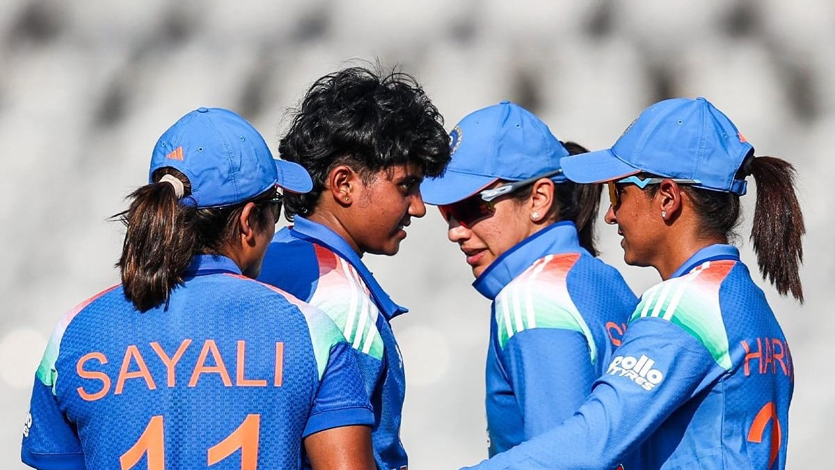 1st ODI: Charani’s four-wicket haul helps India bowl out Zimbabwe for 197 (Lead)
