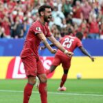 Carrick backs Fernandes’ commitment to Man Utd, saying he will continue as captain