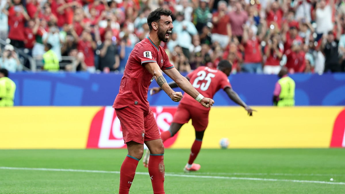 Carrick backs Fernandes’ commitment to Man Utd, saying he will continue as captain