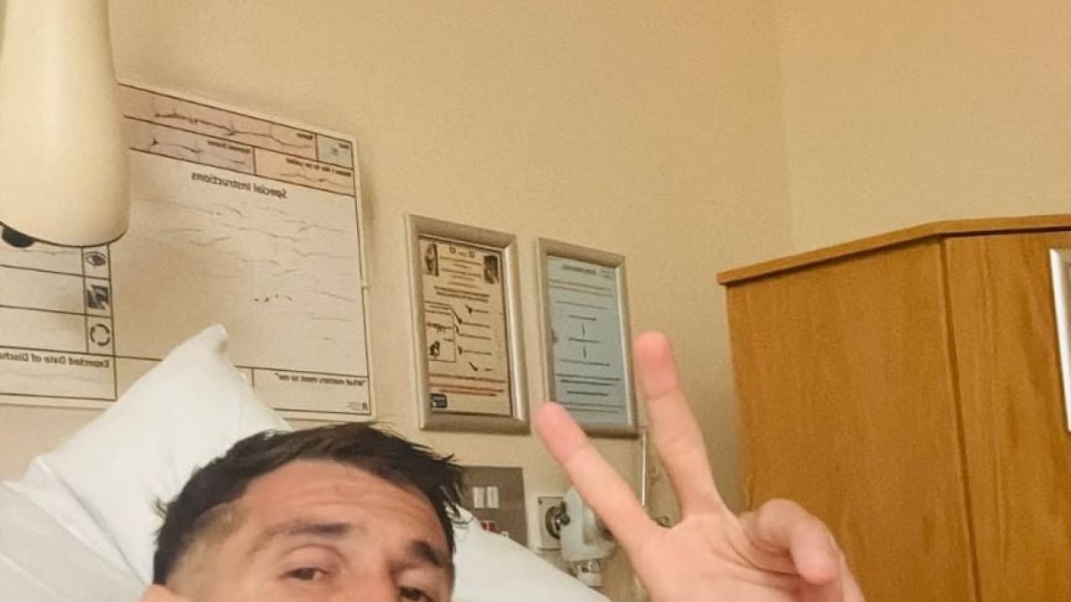 Chelsea goalie Martinez says he will be back in few weeks after successful surgery for broken jaw