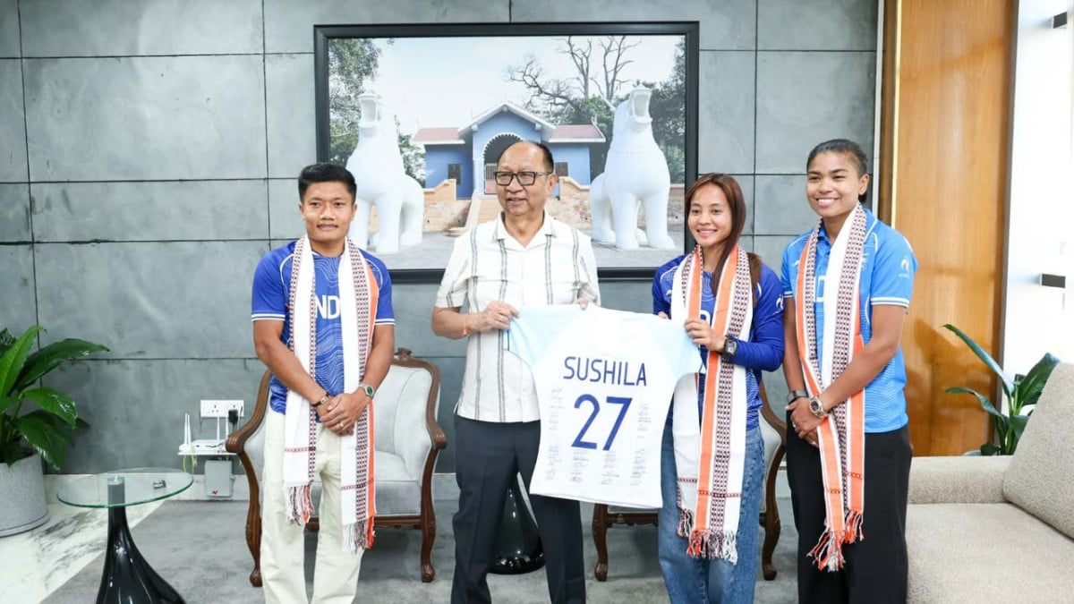 Manipur CM felicitates three hockey gold medallists from state