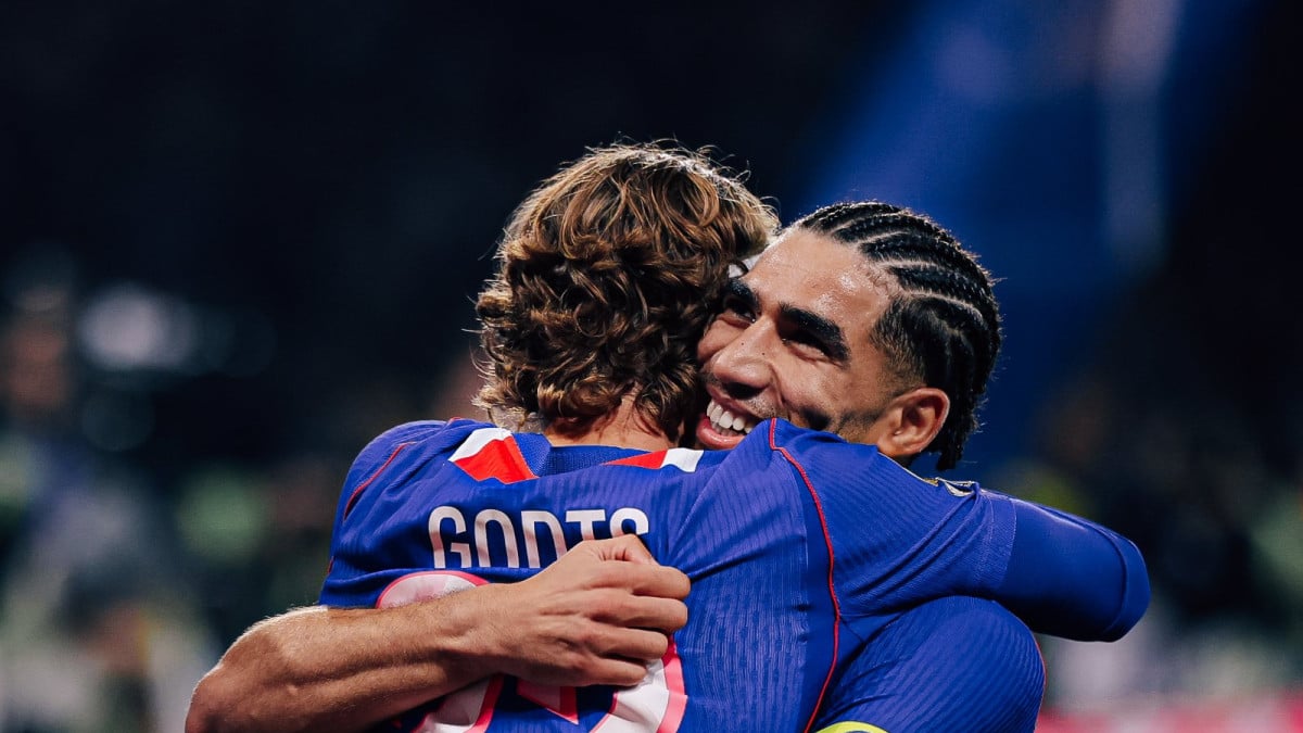 PSG beat Lyon to go top of Ligue 1 table