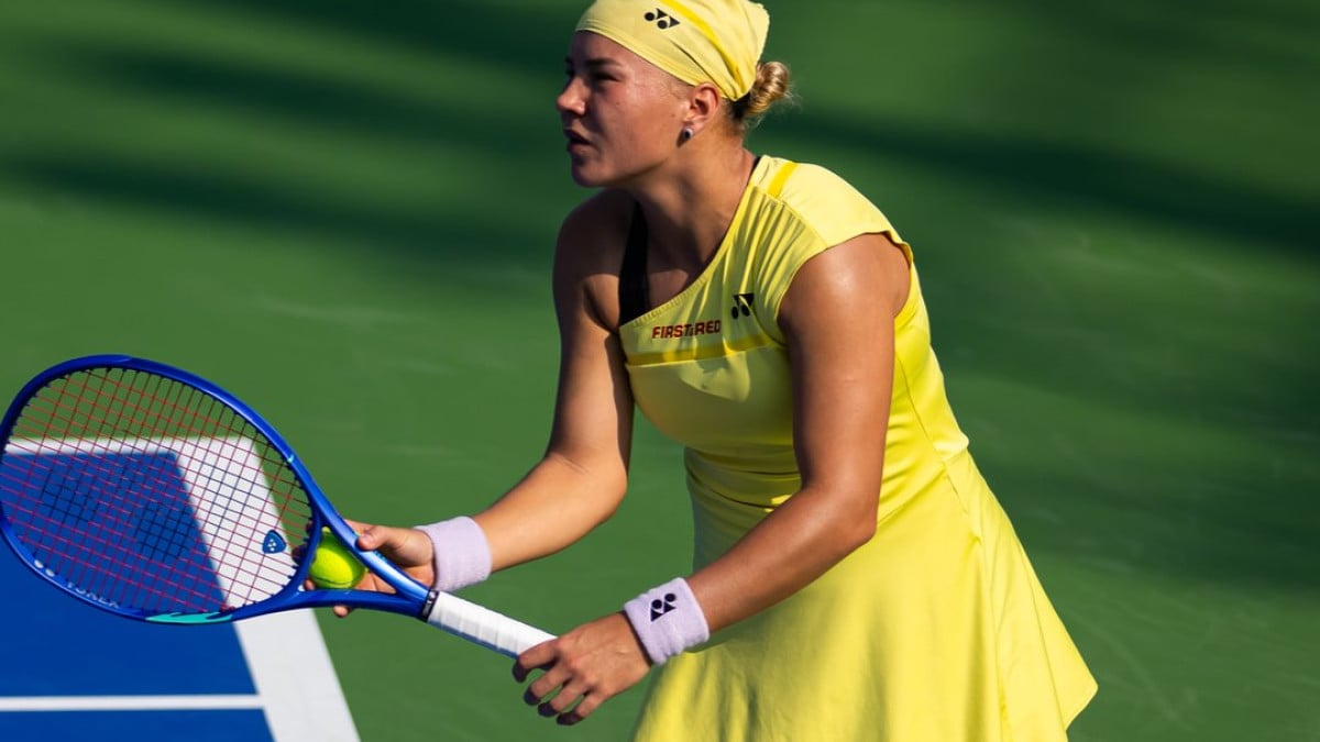 Shnaider beats Muchova to sail into Wuhan QFs